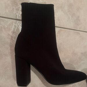 The Wishbone - Black Women's Boots. worn few times. Excellent condi see pic